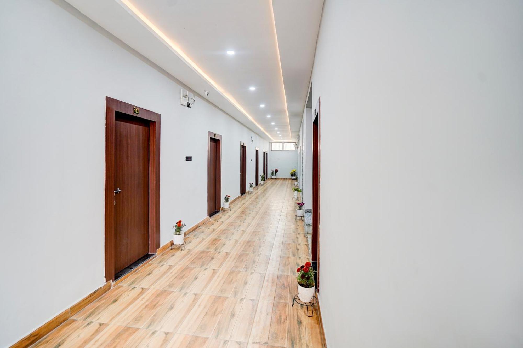 Hotel Vibe Blu- Варанаси Екстериор снимка